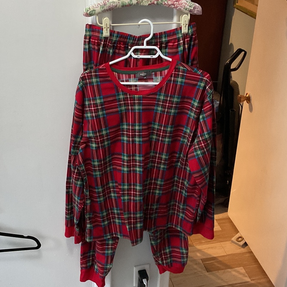 P489. Men's Red Plaid Lounge Pajama Set - Classic Holiday Sleepwear |L